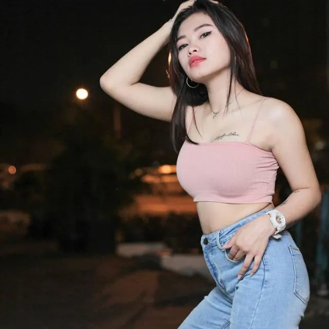 Curvy Hot Girl WhatsApp Group Icon - Adult 18+ & Hot