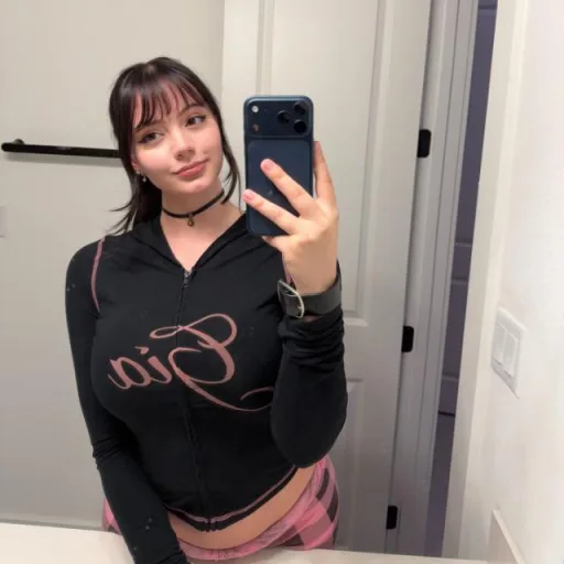 Collage Girls Group WhatsApp Group Icon - Adult 18+ & Hot