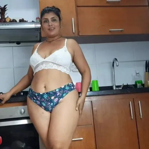 Aunty Lovers WhatsApp Group Icon - Adult 18+ & Hot