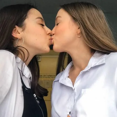 Lesbian Girl WhatsApp Group Icon - Adult 18+ & Hot